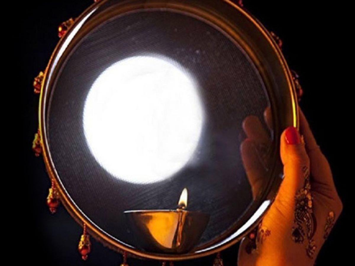 Karwa Chauth 2021 Moonrise Time: देश में दिखा करवा चौथ का चांद, महिलाओं ने अर्घ्य देकर तोड़ा व्रत