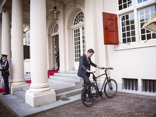 Netherlands PM Mark Rutte enjoys commuting with bike know what is the reason