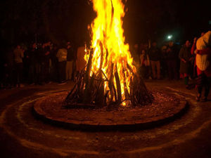 Holika Dahan 2022 Puja Vidhi, Shubh Muhurat, Time, Samagri, Mantra, Aarti in Hindi