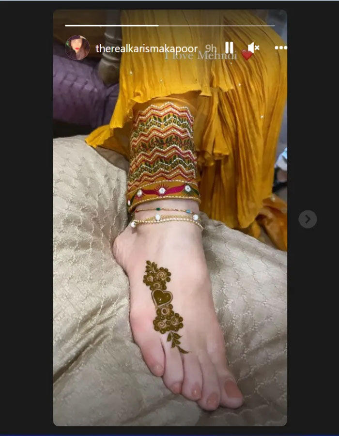 करिश्मा कपूर ने साझा की रणबीर-आलिया की मेहंदी की पहली तस्वीर करिश्मा कपूर ने साझा की रणबीर-आलिया की मेहंदी की पहली तस्वीर