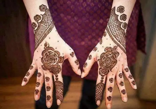 Karwa Chauth Mehndi Designs 2021: करवा चौथ पर हाथों में रचा रहीं मेहंदी तो  ट्राय करें ट्रेंड हो रहे ये डिजाइन - Karwa Chauth Mehndi Designs 2021 Try  these designs that are