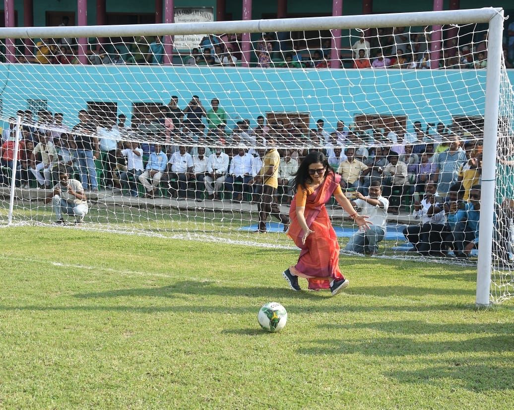 mahua moitra, football, saree, tmc, bengal