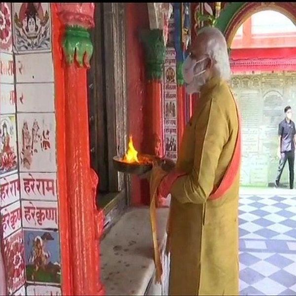 pm modi doing arti
