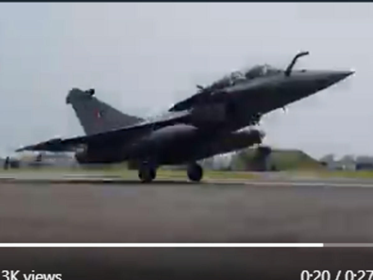 Rafale Fighter Planes: भारत पहुंचे राफेल, रक्षा मंत्री ने कहा- हमारे सैन्य इतिहास में नए युग की शुरुआत