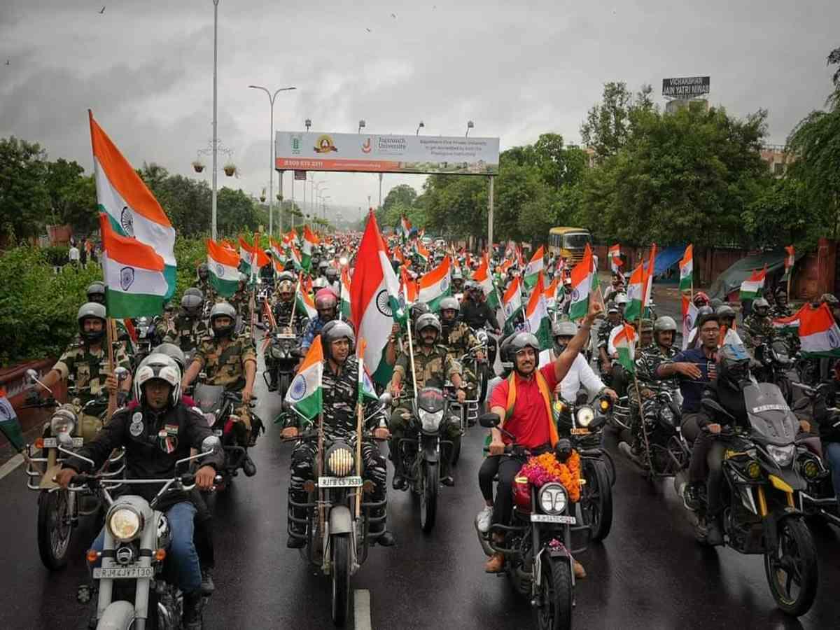 Har Ghar Tiranga Abhiyan 2022 Updates: देशभर में 'हर घर तिरंगा' की मची धूम, बड़ी संख्या में आम लोग भी ले रहे हैं हिस्सा