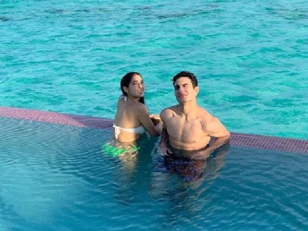 Sara Ali Khan swimming pool photos