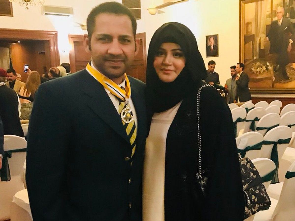 Sarfaraz Ahmed with wife Khushbakht