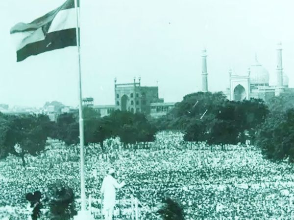 What was the view of Red Fort on 15 August 1947 how was this historic day celebrated