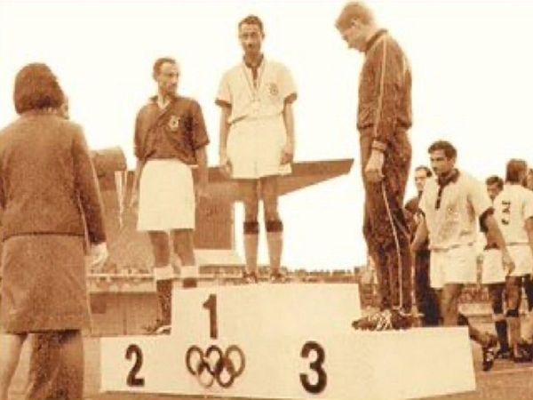 1964-TOKYO-OLYMPIC-HOCKY-MEDAL-CEREMONY