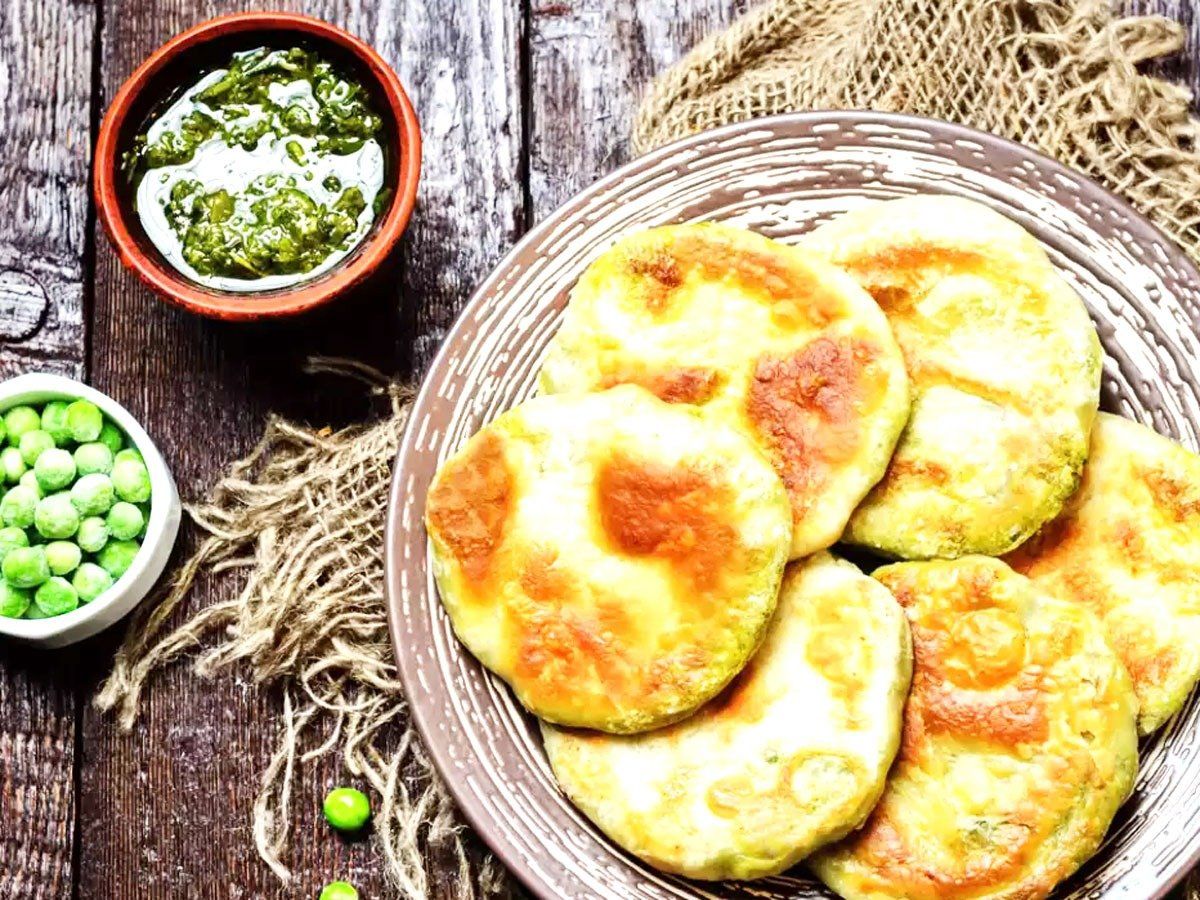 Matar kachori Recipe: चटपटा खाने का मन करे तो बनाएं मटर कचौरी