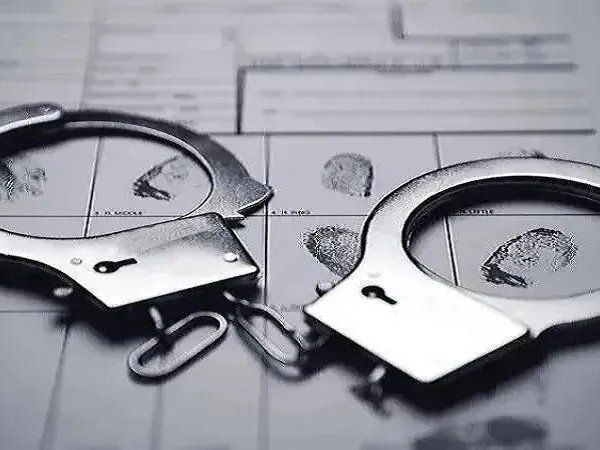 Noida: बीच सड़क पर पिता को पीटने के आरोप में 2 गिरफ्तार, वीडियो वायरल होने पर कार्रवाई