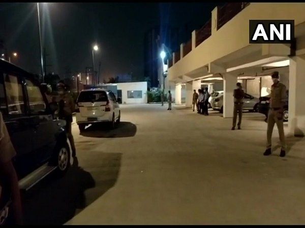 नोएडा में सोसाइटी भी सुरक्षित नहीं, कैंपस के भीतर दो लोगों की गोली मार कर हत्या