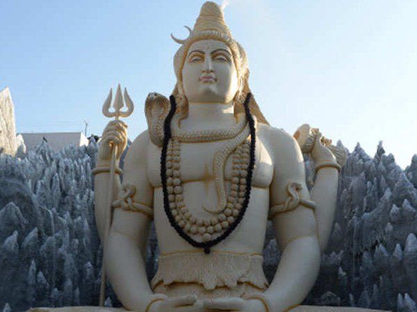 सावन के दूसरे सोमवार को भी मंदिरों में उमड़े भोले के भक्त ,कोविड नियमों के तहत कर रहे दर्शन!