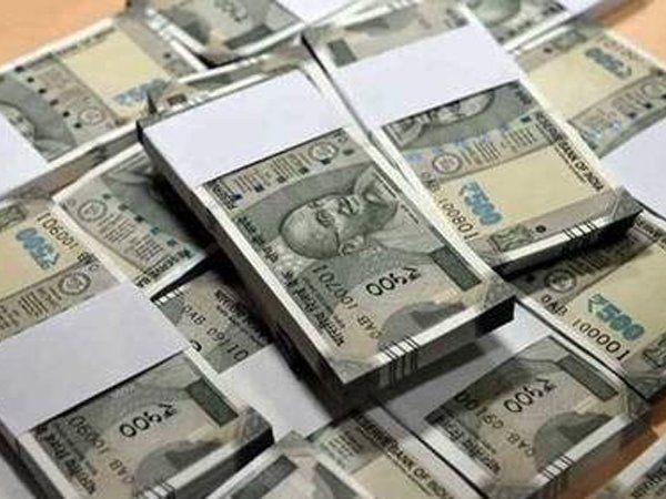 10 year old child stole 10 lakh rupees from bank in seconds in Neemuch MP