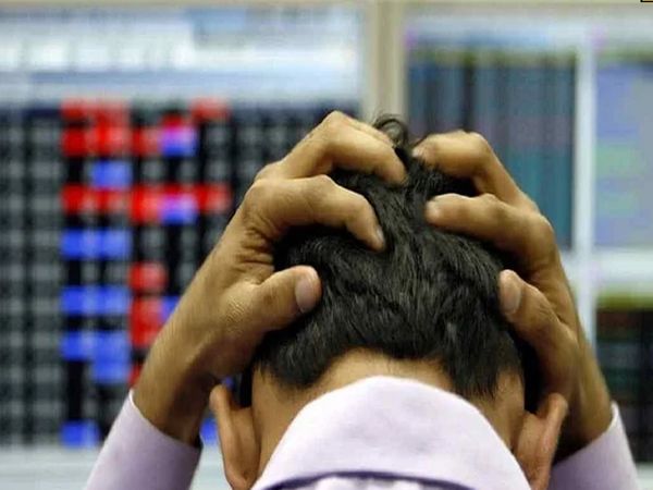 बाज़ार में बड़ी गिरावट, SENSEX 1000 अंक टूटा वहीं NIFTY भी 300 अंक टूटा
