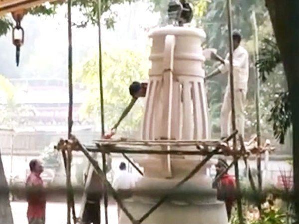 6 tons weighs Lantern