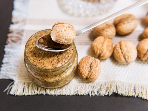 Right way to eat walnuts