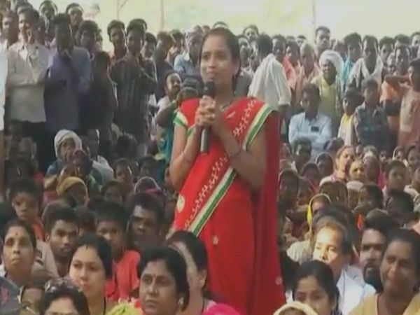 Wife buy bike for husband by selling cow dung in Chhattisgarh