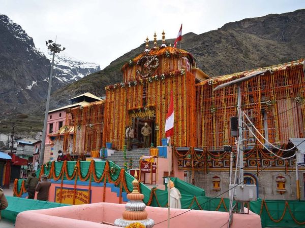 विश्वप्रसिद्ध बदरीनाथ धाम के कपाट खुले, देखिए तस्वीरें और वीडियो 