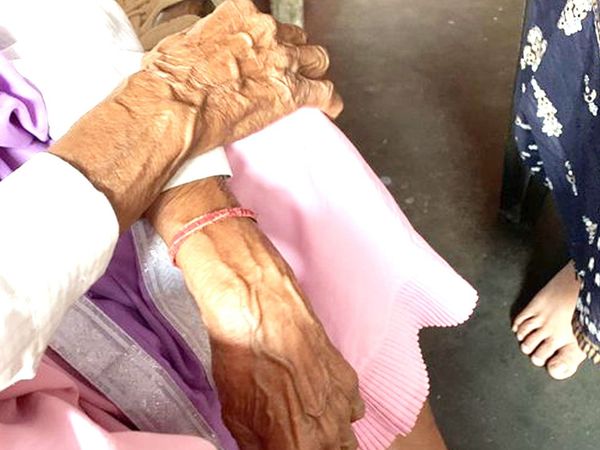 33 years youth raped 90 year old woman in Chawla Delhi DWC President Swati Maliwal meets victim