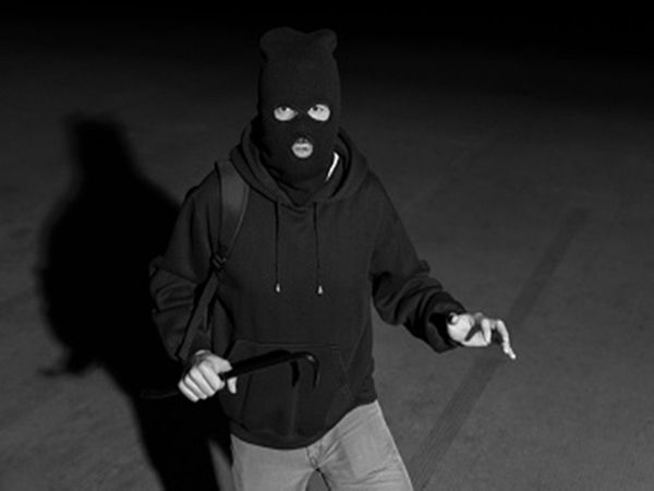 Thief use dress code during Lifting Motorcycle know about truth