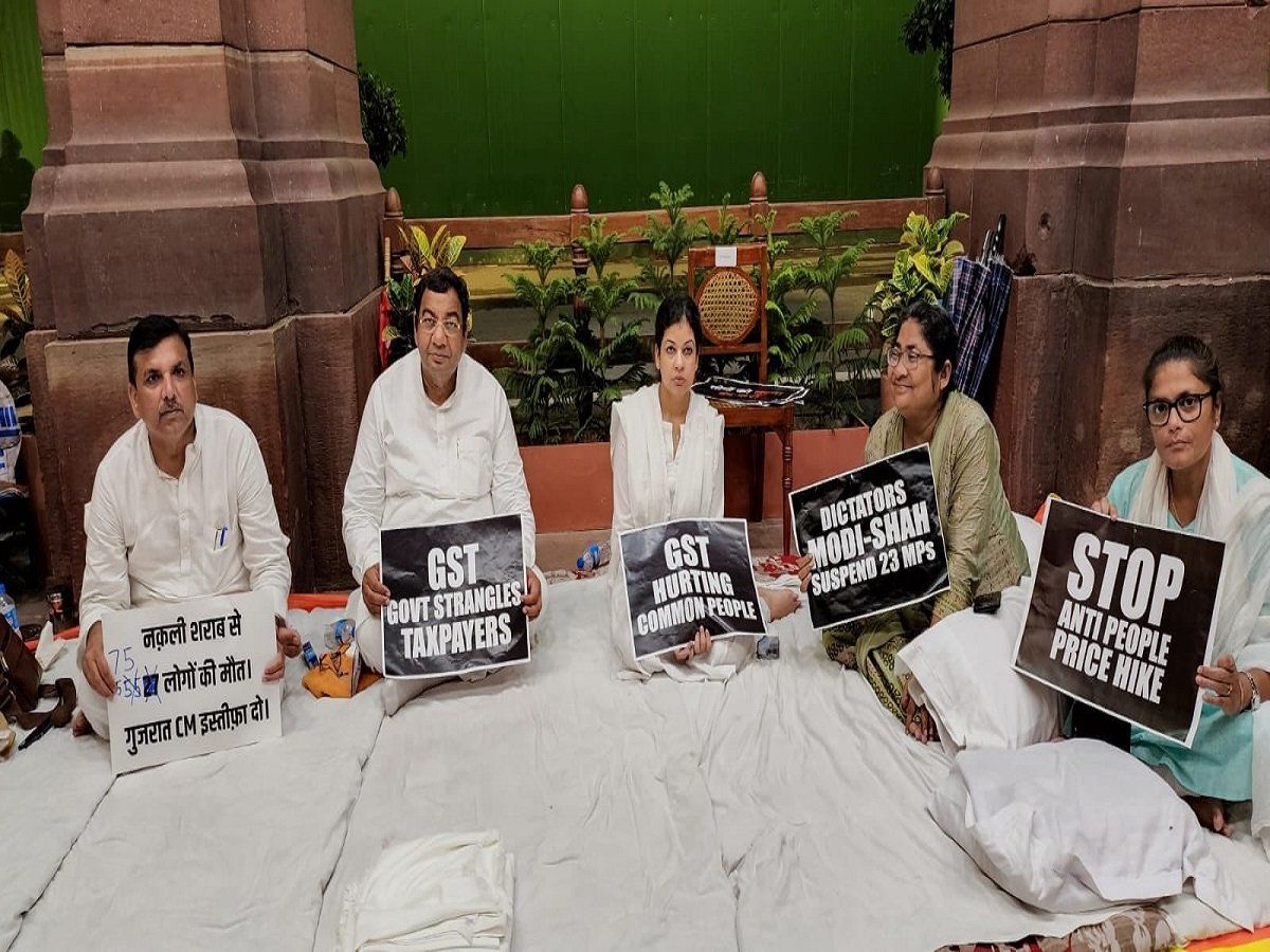 गांधी मूर्ति के सामने विपक्षी सांसदों ने खाया चिकन, मंत्री ने पूछा- जनता ने उन्हें किस लिए चुन कर भेजा?