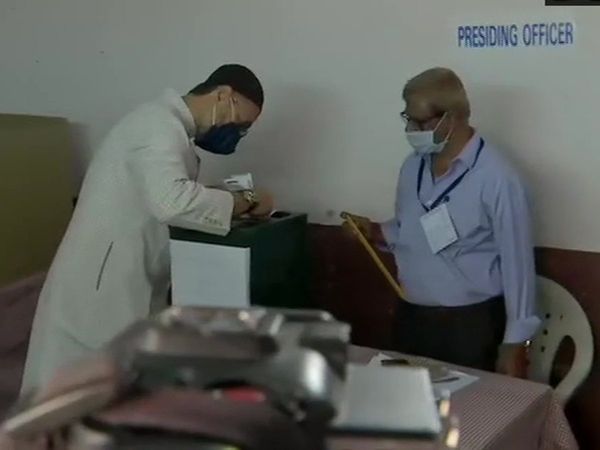 GHMC Elections 2020 : Greater Hyderabad Municipal Corporation voting continues, being used ballot paper 