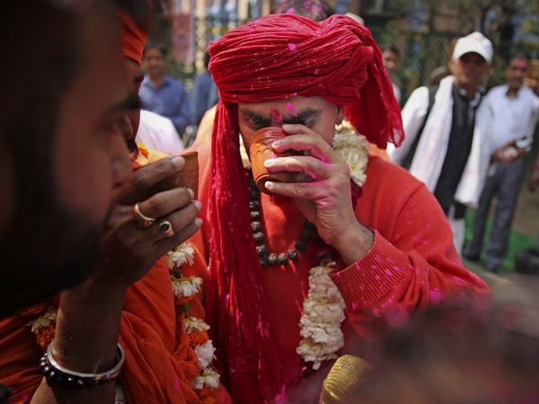 'गोमूत्र से दूर भागेगा कोरोना वारयस', हिन्‍दू महासभा का ज्ञान, लोगों को कुल्‍हड़ में परोसा 'चमत्‍कारिक पेय'