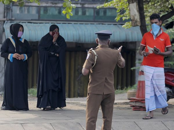 श्रीलंका : कोरोना से जान गंवाने वाले मुसलमानों को दफनाने नहीं दे रहा प्रशासन, शवदाह कर हो रही अंत्येष्टि