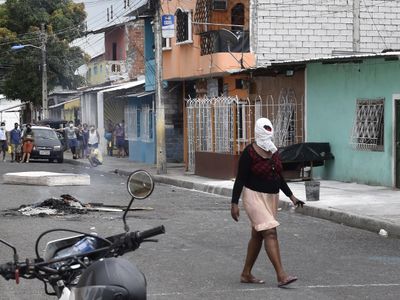 कोरोना का ऐसा कहर, अस्पतालों, मुर्दाघरों में भी कम पड़ गए जगह तो लोगों ने घर के बाहर रख दिए शव कोरोना का ऐसा कहर, अस्पतालों, मुर्दाघरों में भी कम पड़ गए जगह तो लोगों ने घर के बाहर रख दिए शव