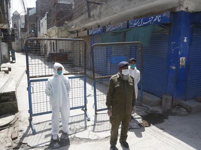 PoK में 40 लाख की आबादी के लिए महज दो वेंटिलेटर, इमरान खान पर फूटा लोगों का गुस्सा PoK में 40 लाख की आबादी के लिए महज दो वेंटिलेटर, इमरान खान पर फूटा लोगों का गुस्सा