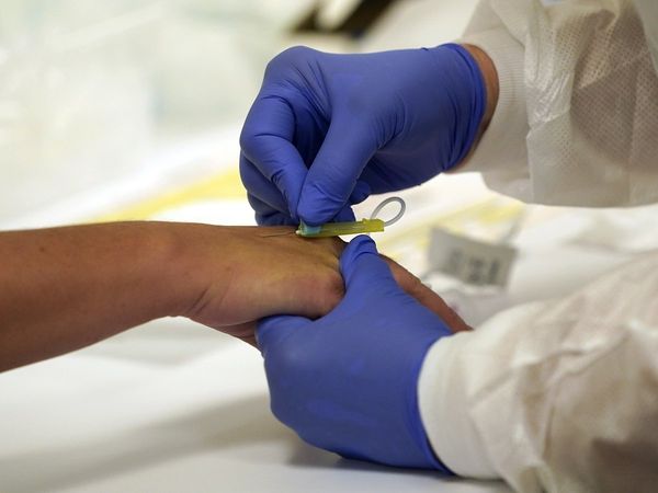 स्वास्थ्य मंत्रालय की चेतावनी के बाद प्लाज्मा थेरेपी पर छिड़ी बहस, महाराष्ट्र के मंत्री बोले- सफल रहा प्रयोग