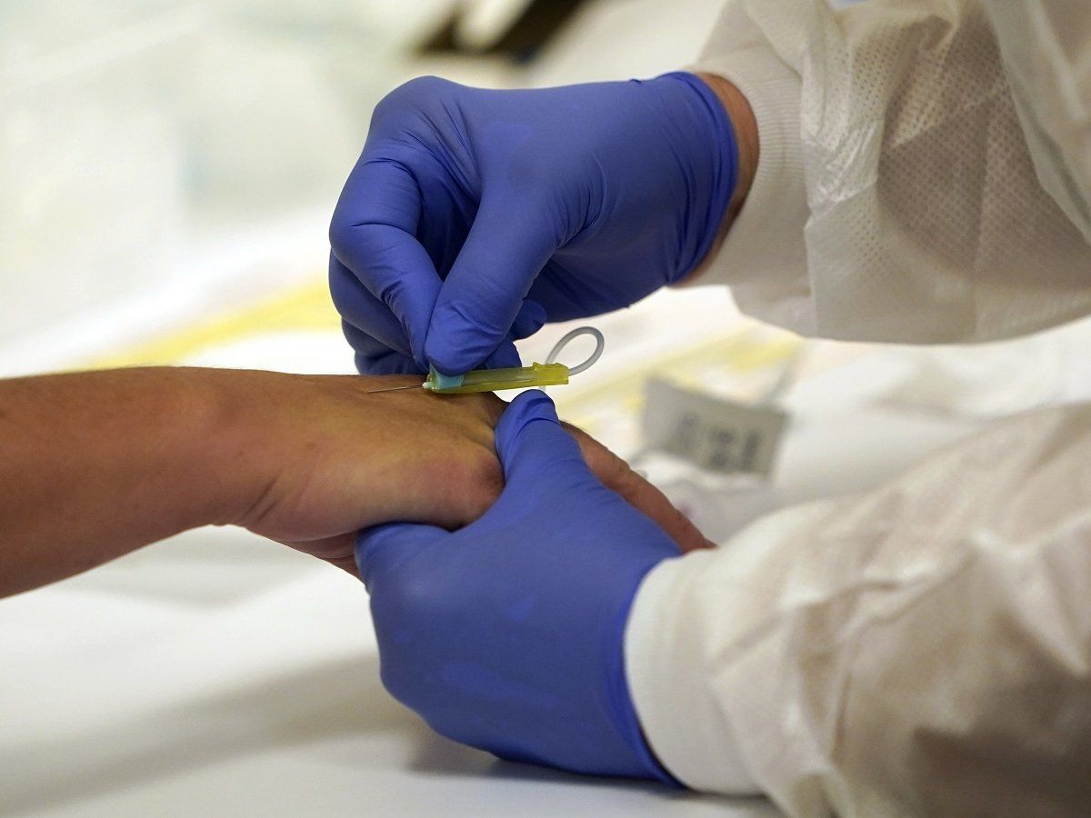 Coronavirus Vaccine: अगले साल फरवरी-मार्च तक आ सकता है टीका, AIIMS में दो चरणों का परीक्षण पूरा