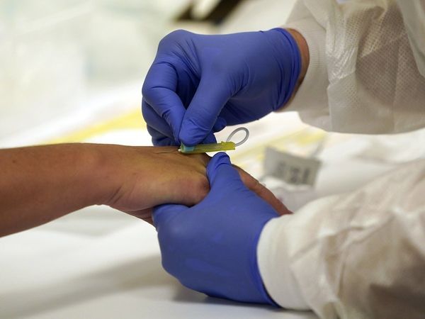 इंसानियत सबसे ऊपर! कोविड-19 के मरीजों को प्‍लाज्‍मा डोनेट करने के लिए शख्‍स ने तोड़ दिया रोजा