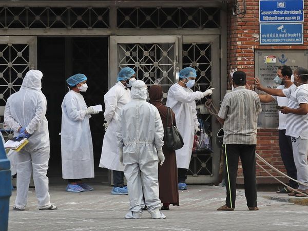 24 घंटों में बढ़ गए 2 लाख से अधिक कोरोना मरीज, बढ़ी चिंता 