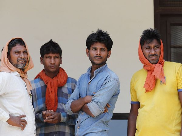 कोरोना ने चली डरावनी चाल तो लौटे पुराने दिन, बड़ी संख्या में प्रवासी मजदूरों का पलायन शुरू