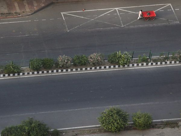 Coronavirus: अब दिल्‍ली में भी वीकेंड पर कर्फ्यू, जानें किन राज्‍यों, UTs में हैं कैसे प्रतिबंध