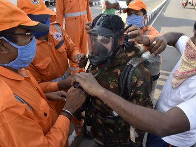 Vizag Gas Leak Tragedy: विशाखापट्टनम गैस लीक केस में FIR, NHRC ने सरकार को भेजा नोटिस Vizag Gas Leak Tragedy: विशाखापट्टनम गैस लीक केस में FIR, NHRC ने सरकार को भेजा नोटिस