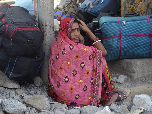 गर्मी, धूप से बेहाल, 14 घंटे का लंबा इंतजार, रायबरेली के लिए बस तो मिली, पर घर नहीं पहुंच पाए मजदूर