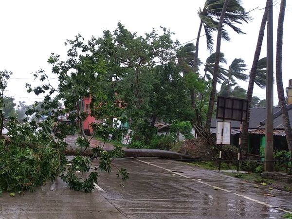 विकराल हुआ अम्‍फान, प्रचंड हवा ने किया सबकुछ तहस-नहस