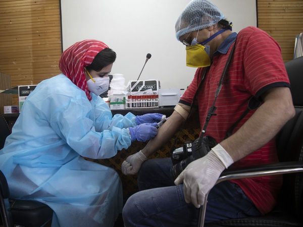 जब हमारे पास होगा कोविड-19 वैक्‍सीन, भारत में किसे लगेगा पहला टीका?