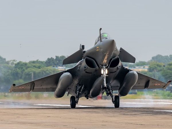 चीन से तनाव के बीच अगले माह भारत पहुंचेगी राफेल विमानों की दूसरी खेप, बढ़ेगी IAF की ताकत