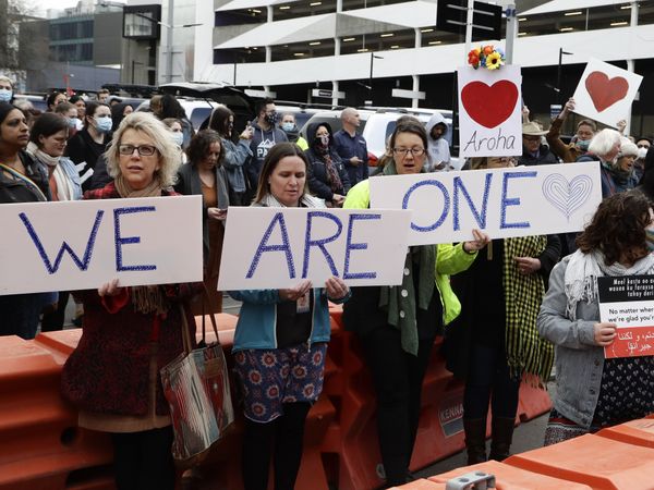 सुनवाई के दौरान न्‍यूजीलैंड के लोगों ने कुछ इस तरह पीड़‍ितों के साथ एकजुटता दर्शाई