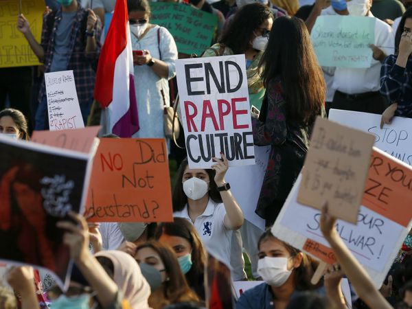 पाकिस्‍तान रेप केस: थम नहीं रहा लोगों का गुस्‍सा, बेतुके बोल के लिए लाहौर पुलिस चीफ को मांगनी पड़ी माफी