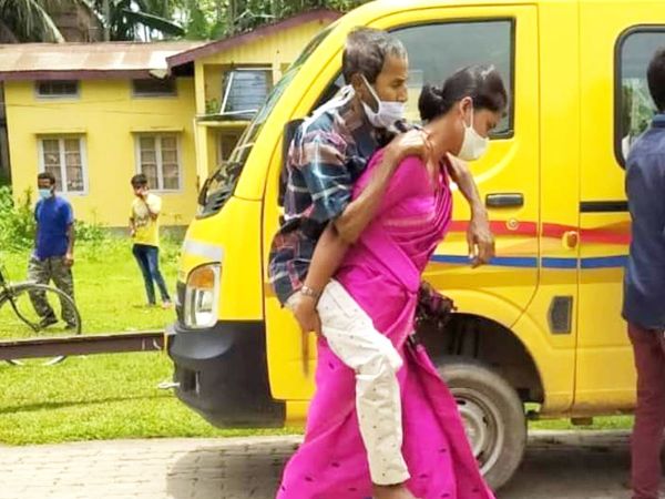 Corona positive father-in-law was carried on his back by daughter-in-law to the hospital in Assam