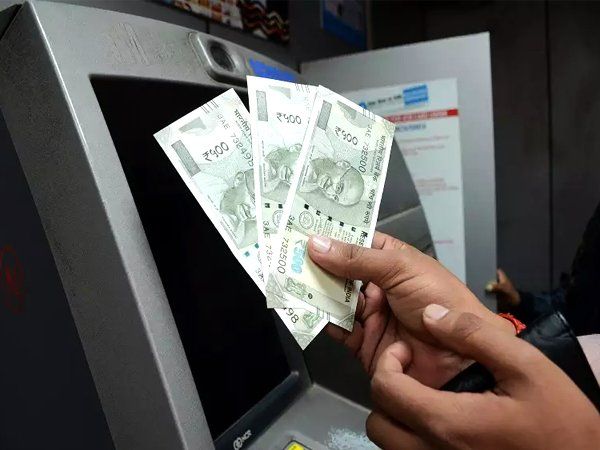 ATM Charges: नए साल से एटीएम से पैसा निकालने में करनी होगी ज्यादा जेब ढीली