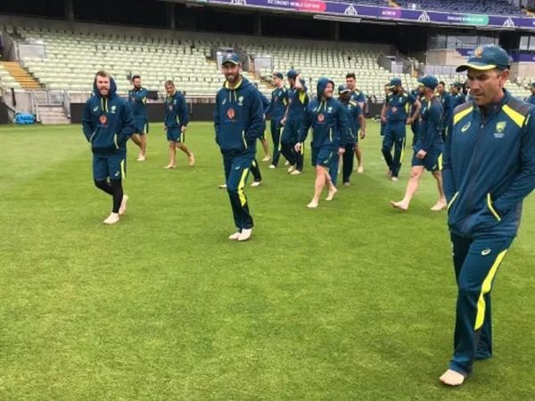 Australian cricketers barefooted