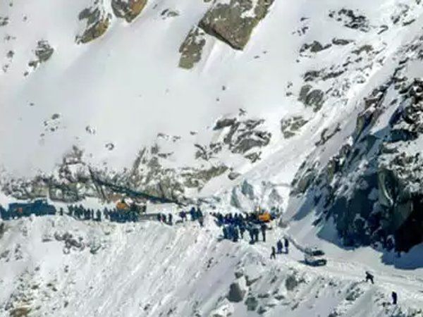 Avalanche:कुपवाड़ा में हिमस्खलन, सेना के तीन जवान लापता, राहत अभियान जारी 