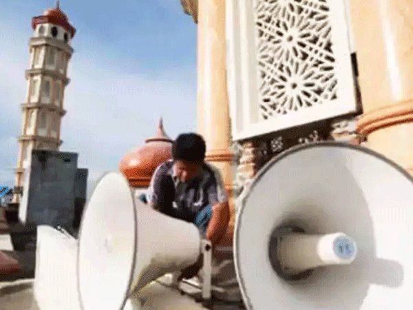 UP News Yogi government minister Anand Shukla has trouble with azan ki awaaz by azan ki awaaz coming from mosque in ballia up