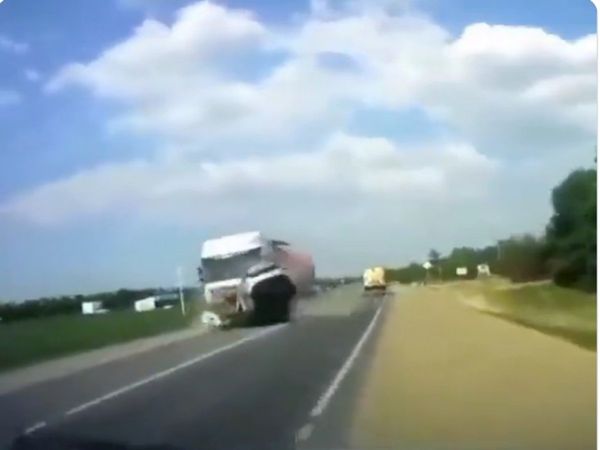 Viral Video car collided with tanker Then What Happened Watch Shocking Video